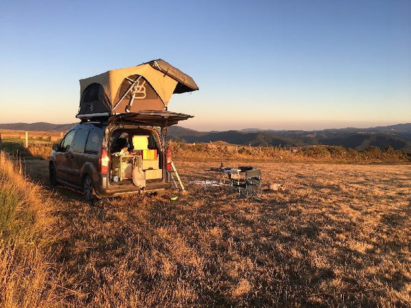 Tente de toit V8 sur un Berlingo au coucher du soleil, photo de Julien F.