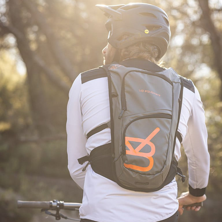 Sac à dos d'hydratation - RAC 6.3 - gris orange porté