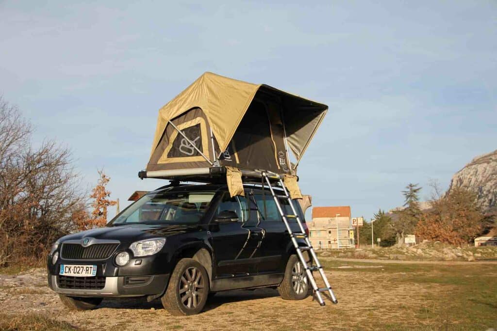 Installer une tente de toit, avec les tentes V8, c’est très simple